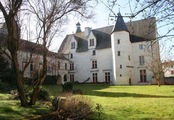 Monts guesnes chateau