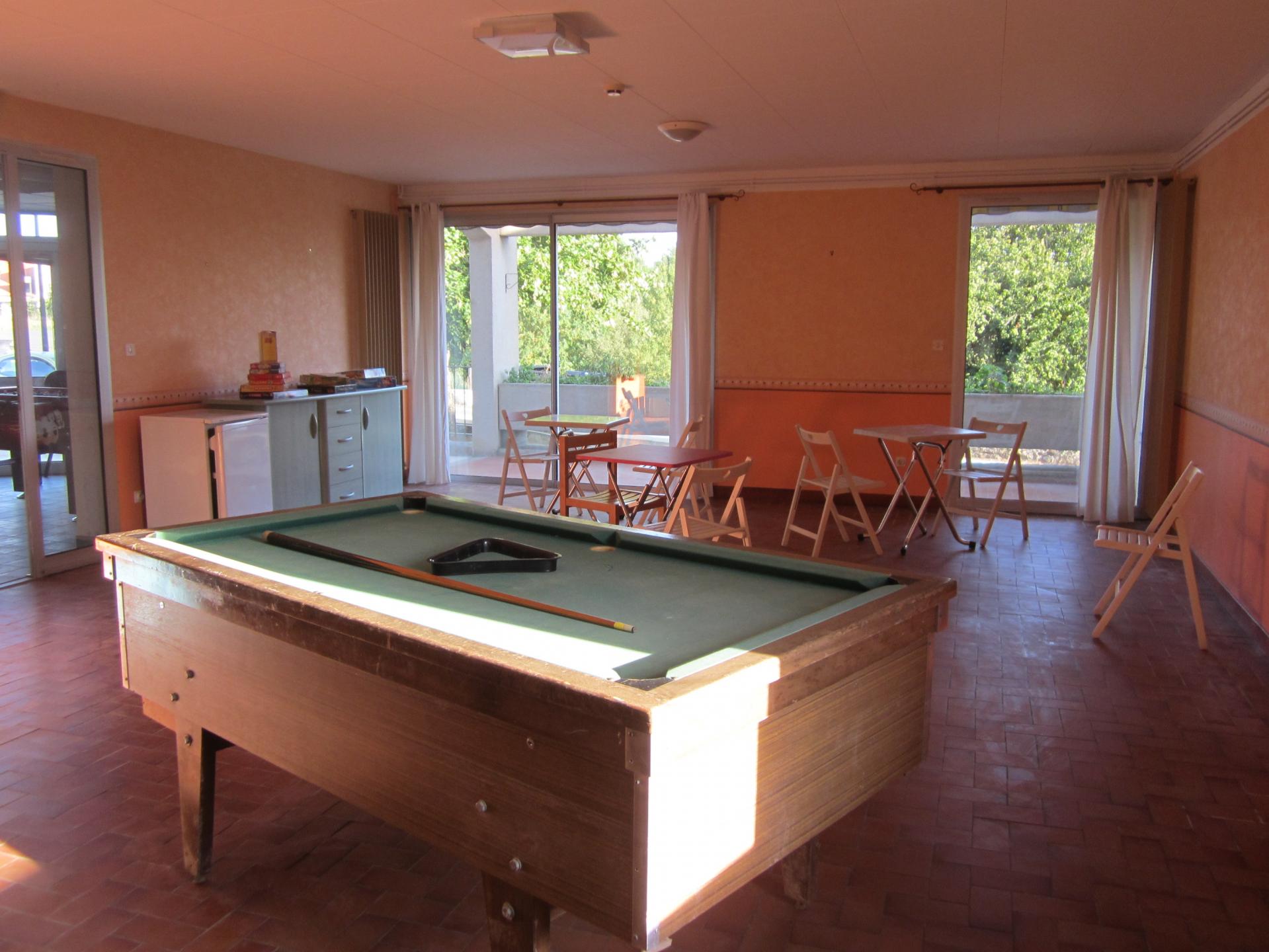 Salle loisir, billard, bibliothèque, jeux société